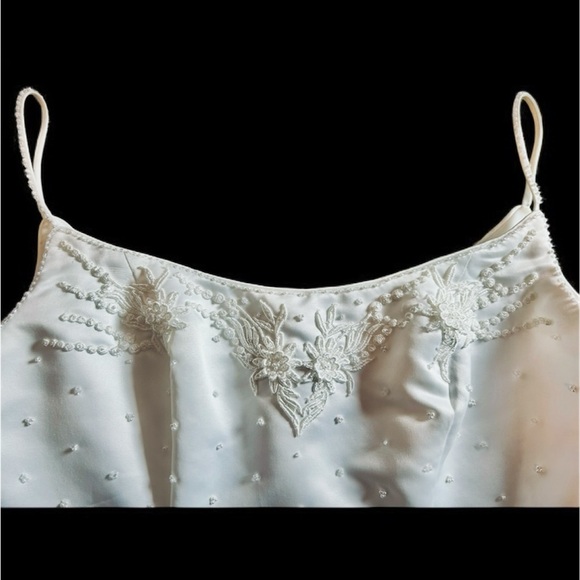 Elegant White Embroidered Camisole - Picture 7 of 16